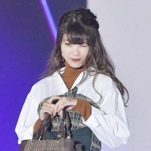 馬場ふみか、ランジェリー姿11点公開 美バスト＆ふわふわボ。